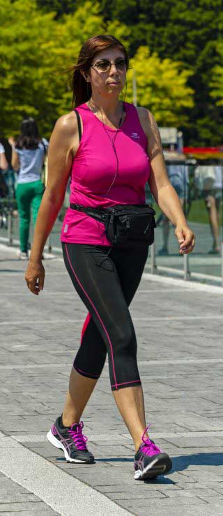 Woman_walking_in_exercise_clothing_on_Como_lakefront